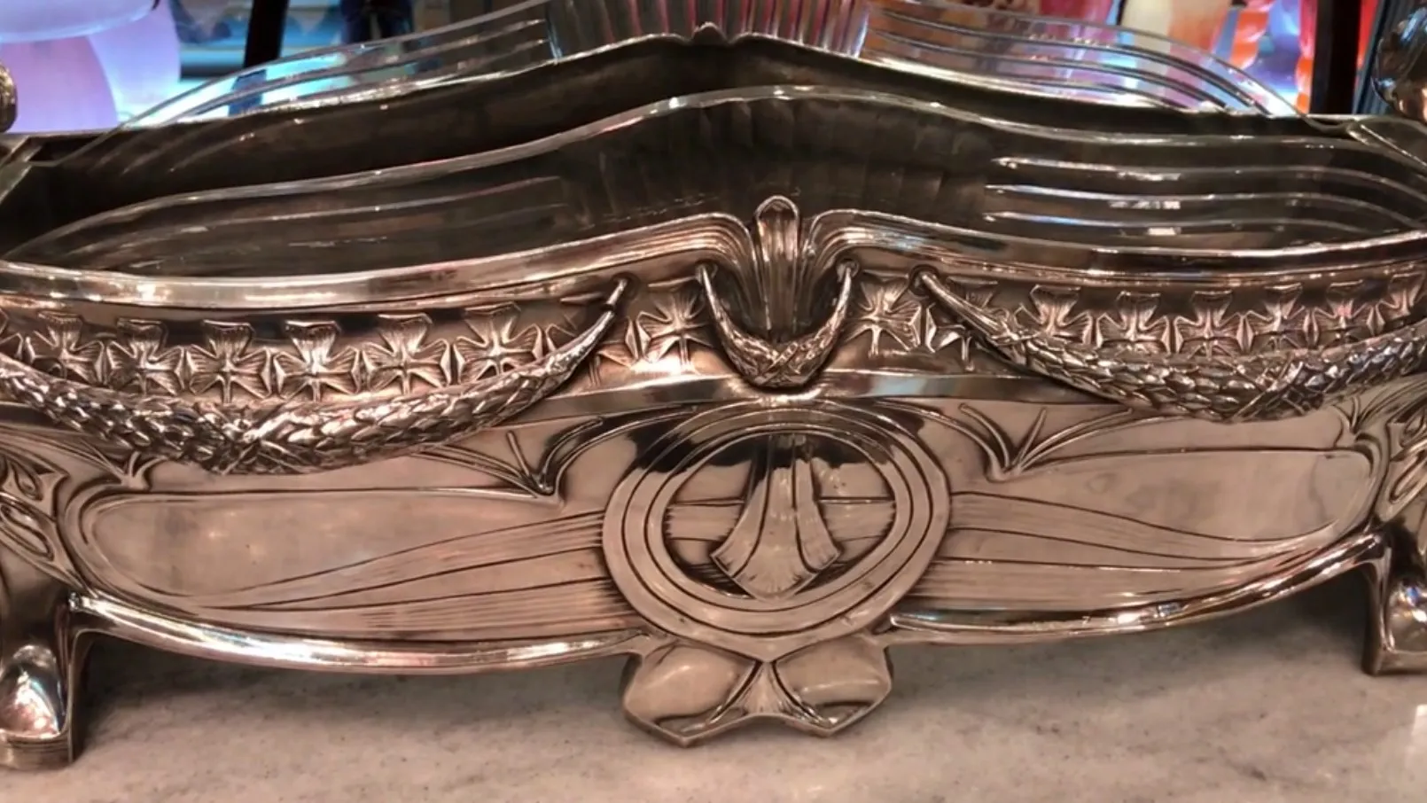 centre de table ancien WMF avec détails élégants et formes courbes dans un cadre classique