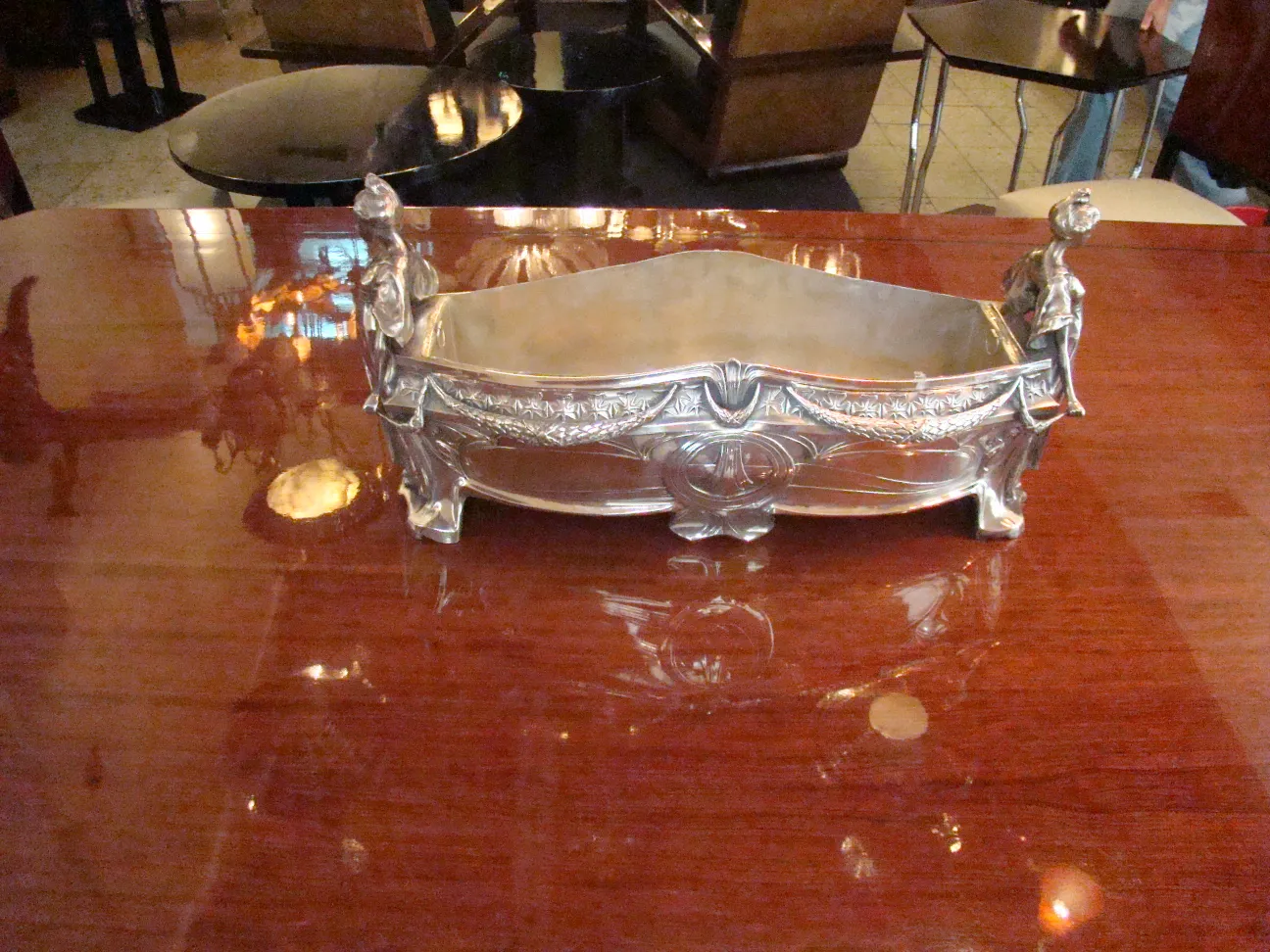 centrotavola WMF antico con figure decorative e curve