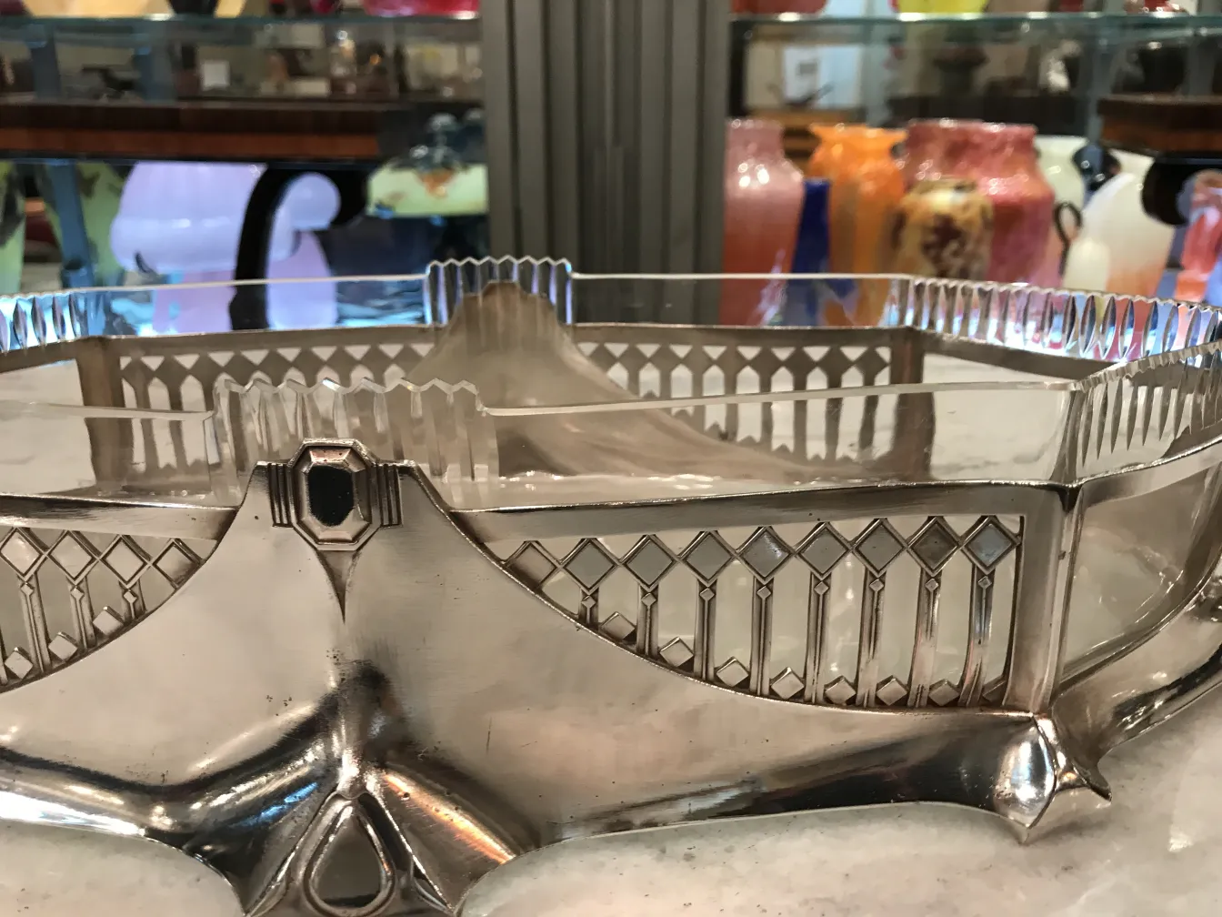 centro de mesa wmfa antigo com detalhes decorativos em um ambiente elegante