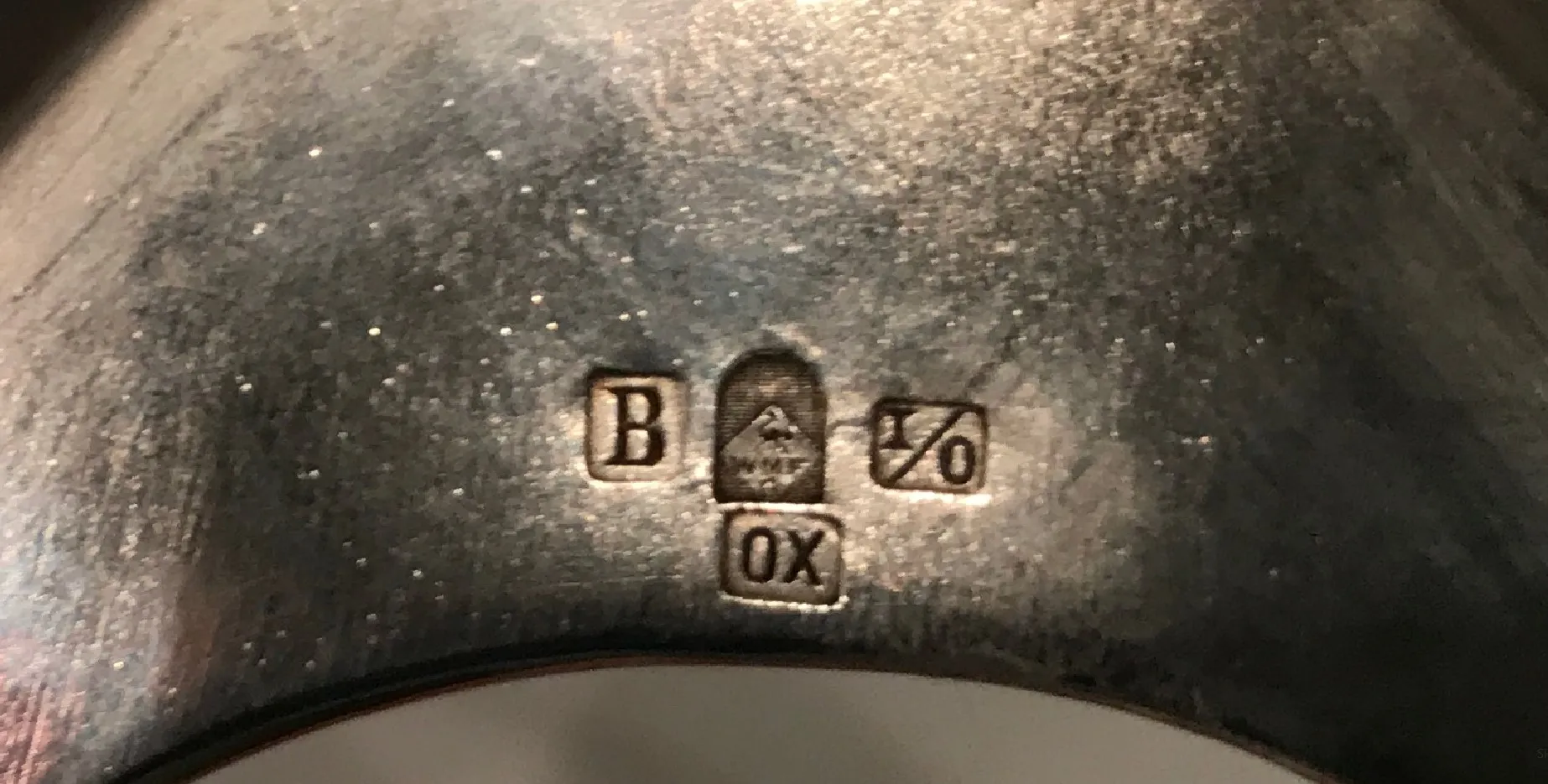 중앙부 장식 wmfd 앤티크가 장식된 배경에서