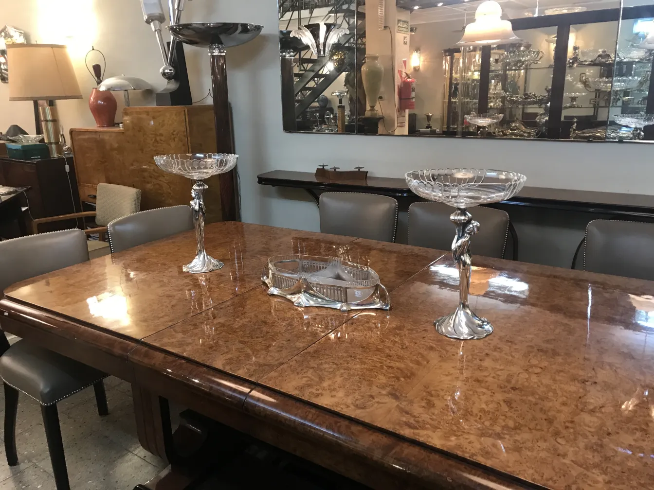 Centrotavola antico WMF su tavolo elegante.