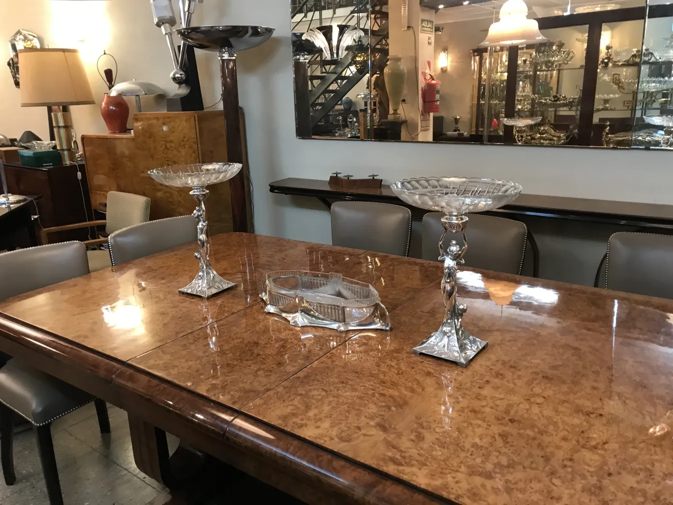 antiker WMF Blumentopf auf einem Tisch mit eleganter Dekoration