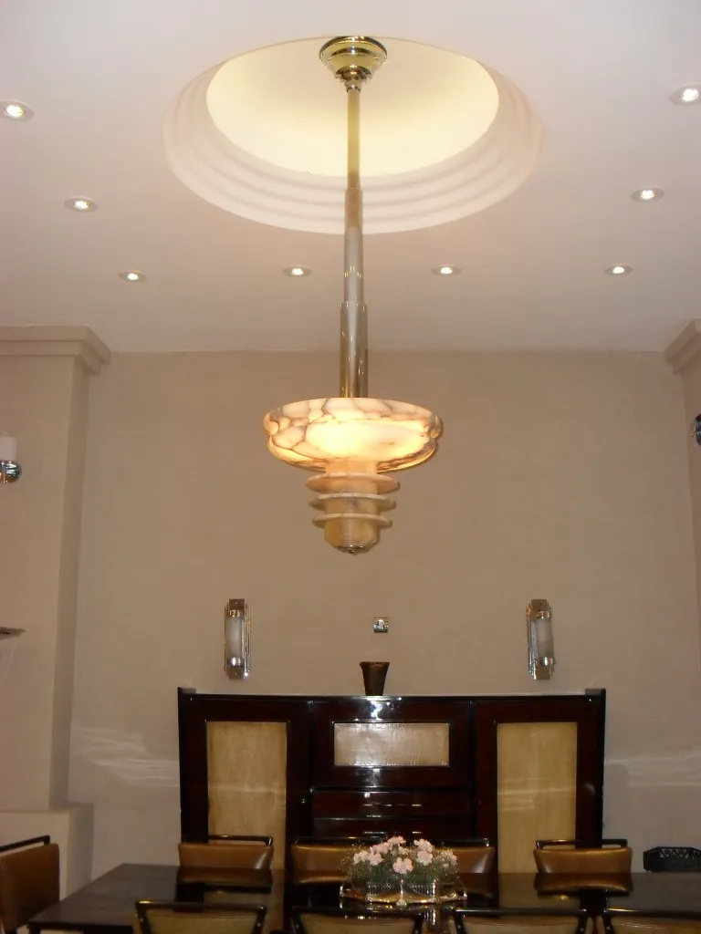 jardinera WMF antigüedad en ambiente elegante con flores