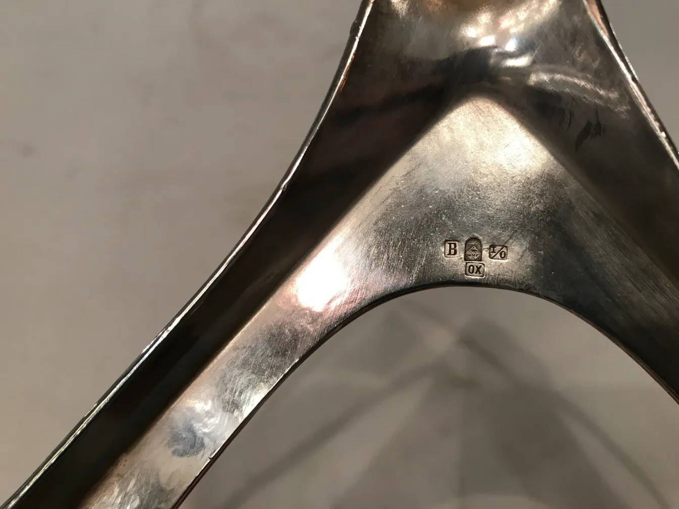 Vue détaillée du centre de table wmfs, antique et brillant.