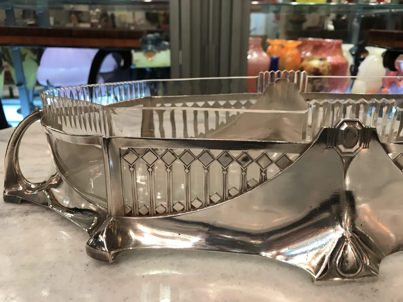 jardinera antigua WMF con diseño único y elegante, decorando una mesa