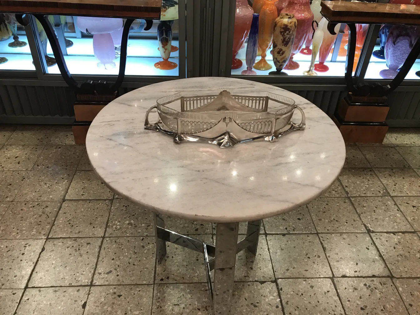 jardinera wmff decorativa antigua con diseño elegante sobre mesa de mármol