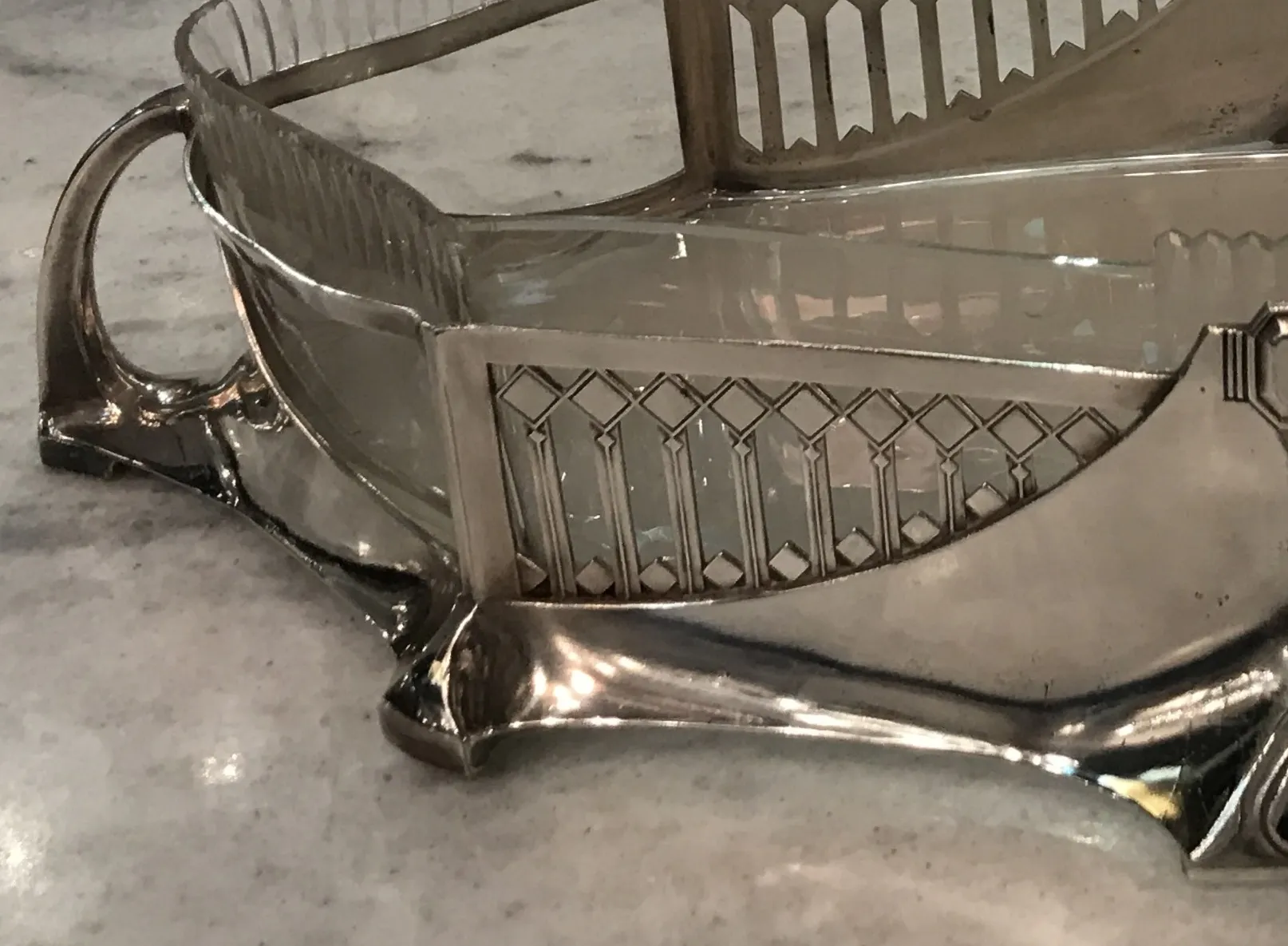 jardinera wmfd con diseño elegante y estilo antiguo sobre superficie marbel