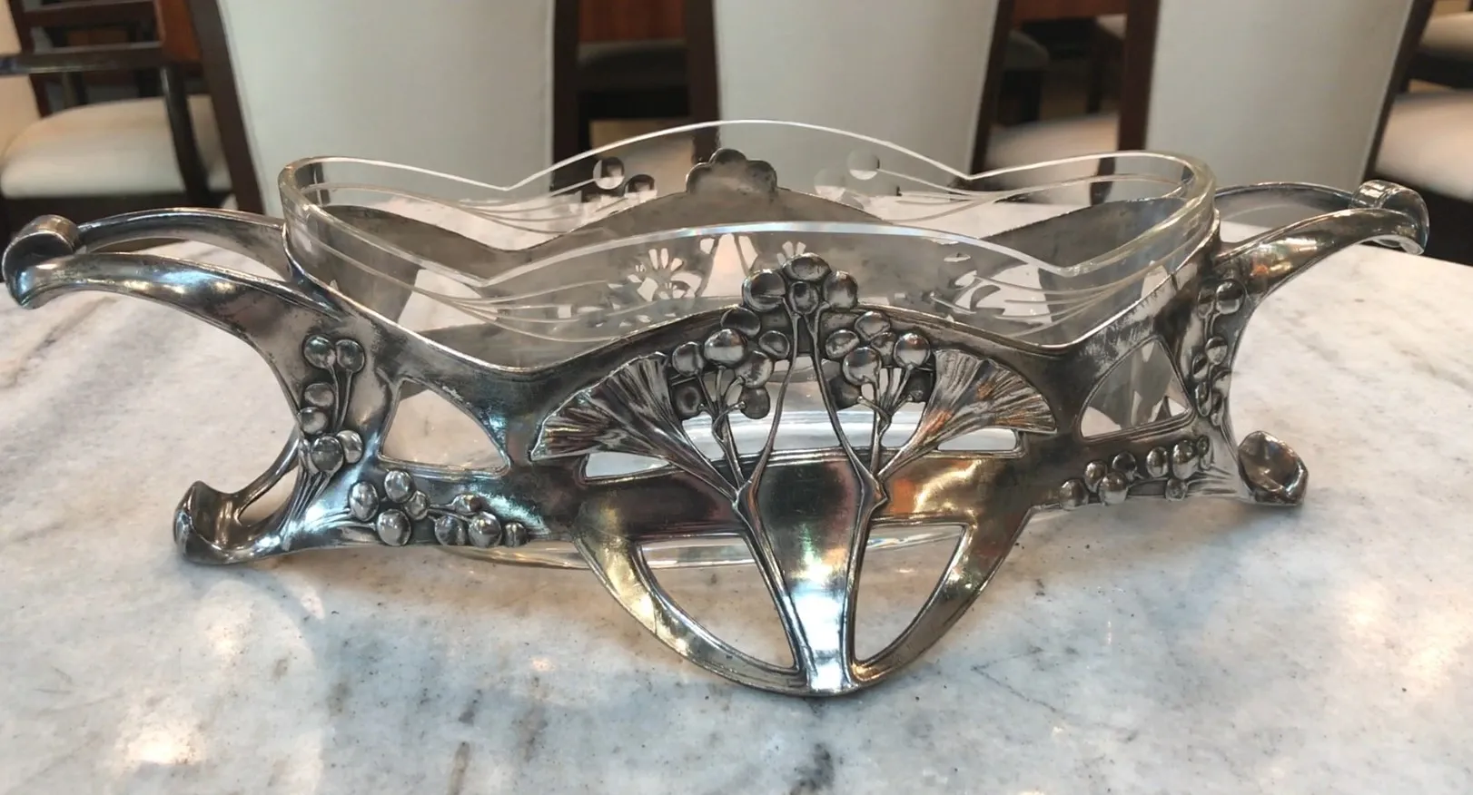 पुरानी टेबल की सजावट WMF, पुष्प डिज़ाइन के साथ, तटस्थ पृष्ठभूमि