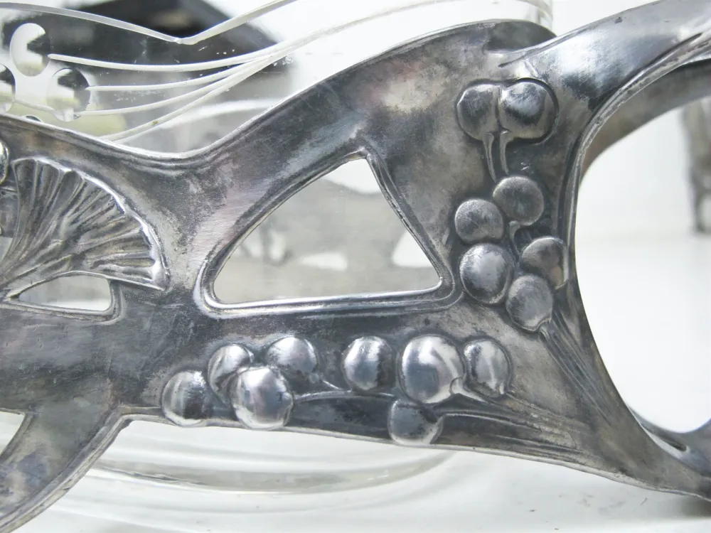 antiker blumentopf wmfh mit elegantem floralem design in heller umgebung