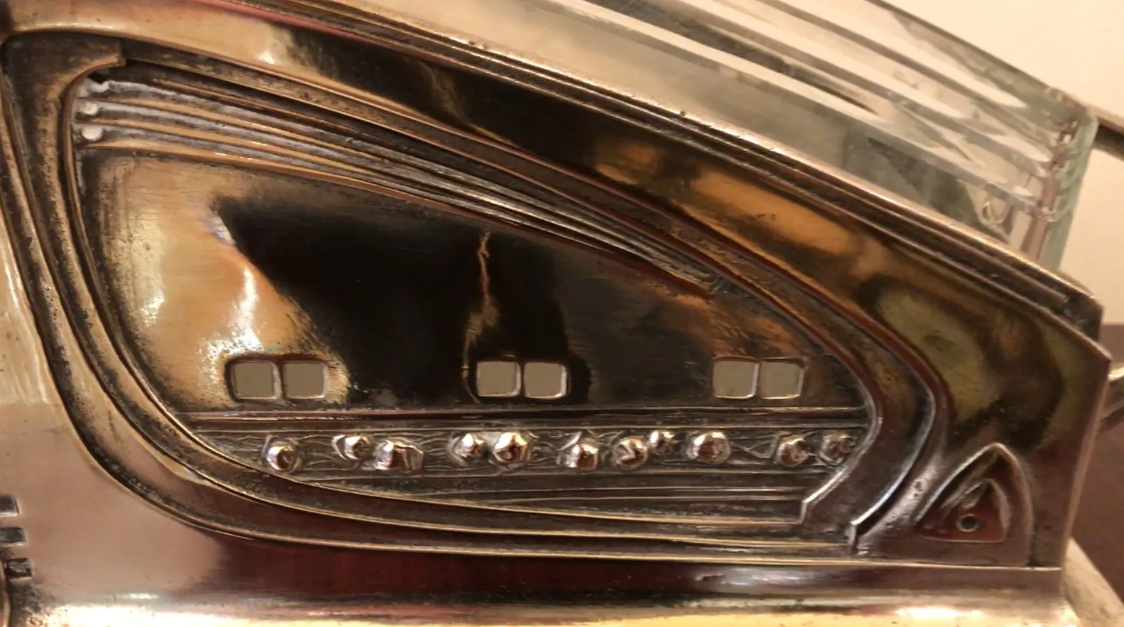 eleganter antiker WMF-Tischmittelpunkt in klassischer Umgebung