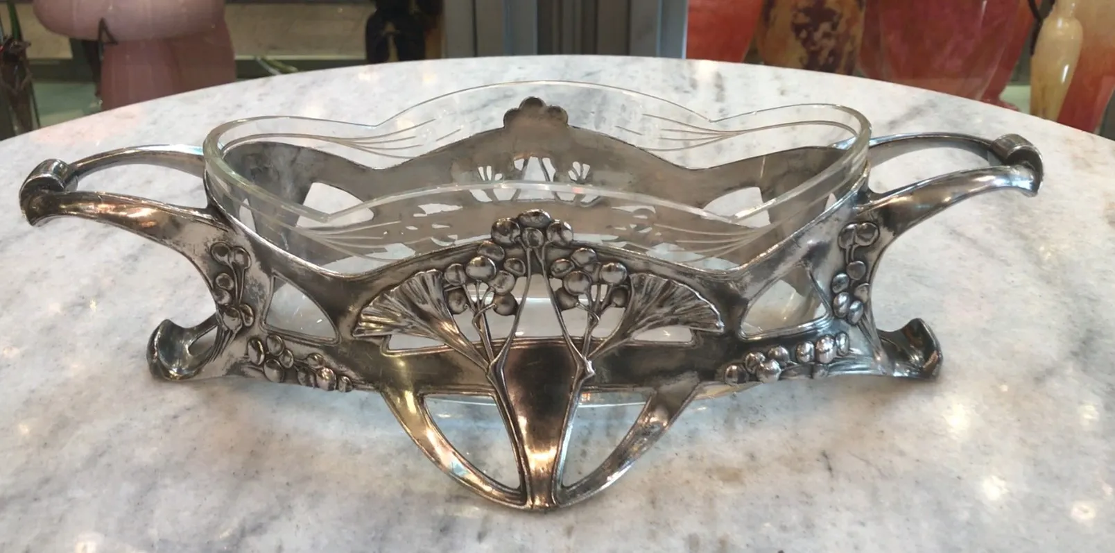 centre de table antique WMF avec design floral sur surface en marbre