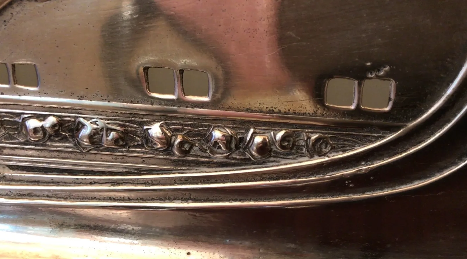 centrotavola antico WMF con dettagli decorativi sottili