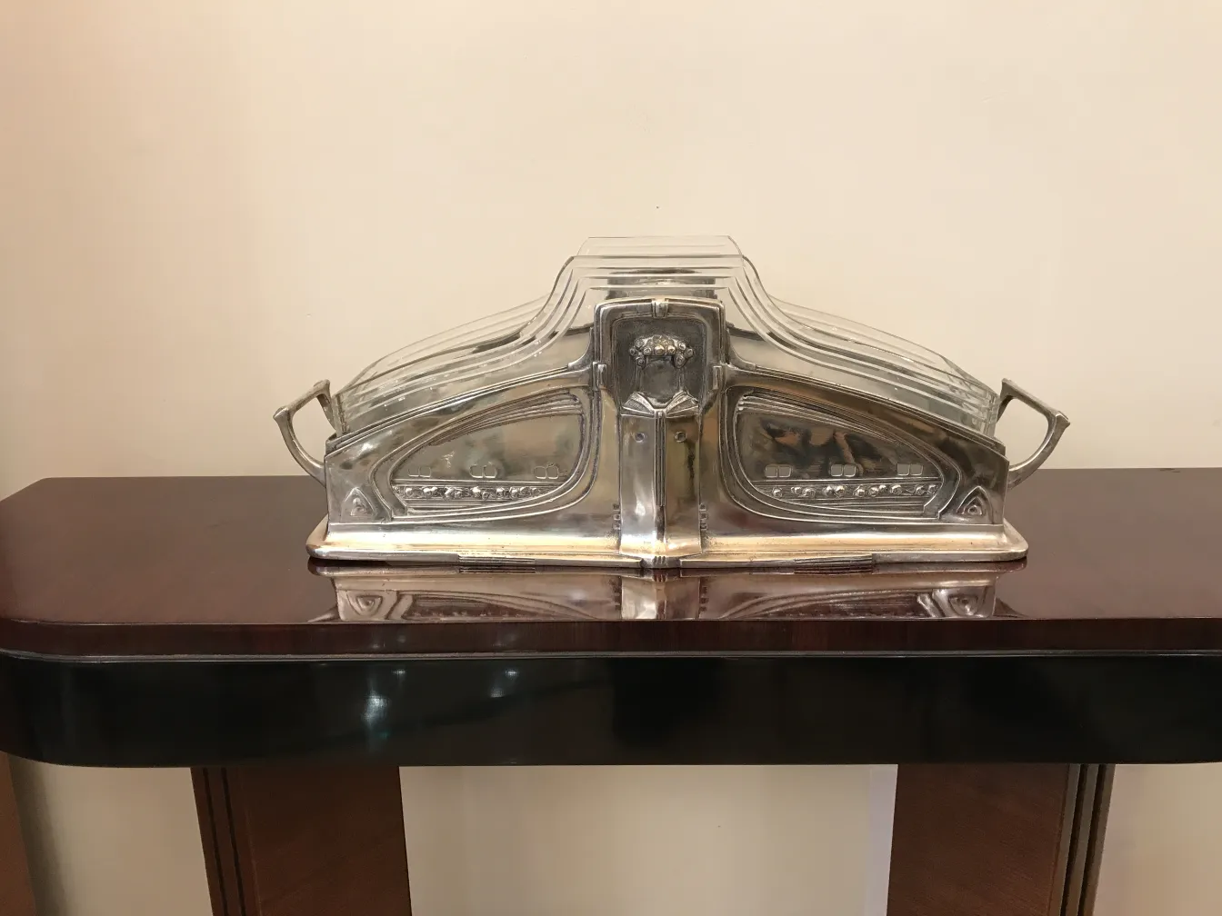 centro de mesa WMF com design elegante, colocado em uma mesa de madeira brilhante.