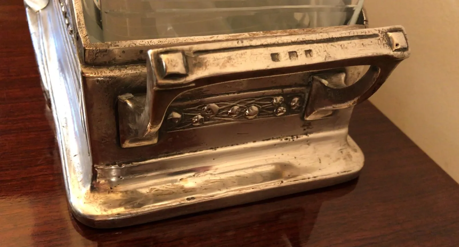 センターピース wmff 古い装飾的な詳細付き、エレガントなデザイン、居心地の良い雰囲気