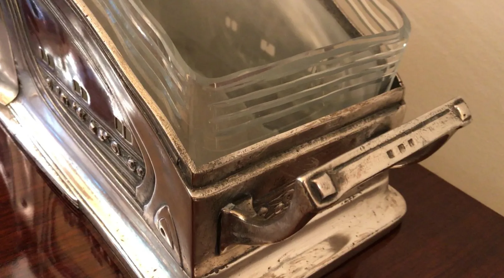 антикварный центр стола wmfr с декоративными деталями и уникальным стилем на деревянном столе