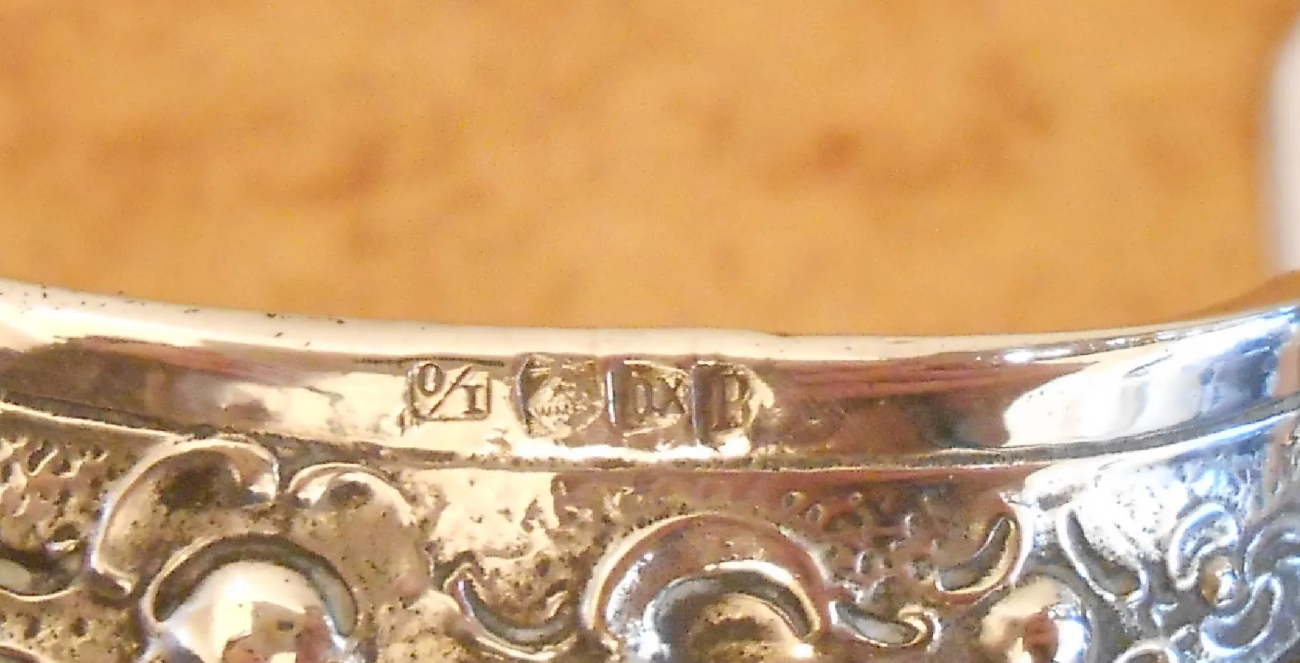 dekorativer blumentopf wmfs mit antiken details und elegantem design in einer gemütlichen umgebung