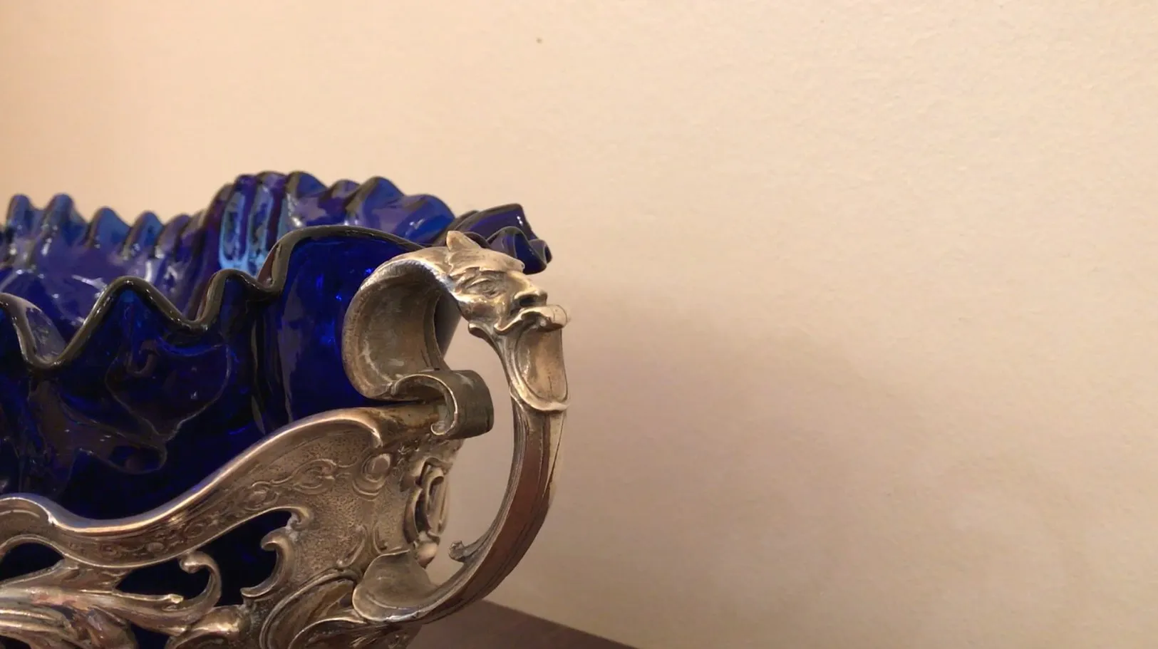 Centrotavola WMF antico con design blu e dettagli intricati