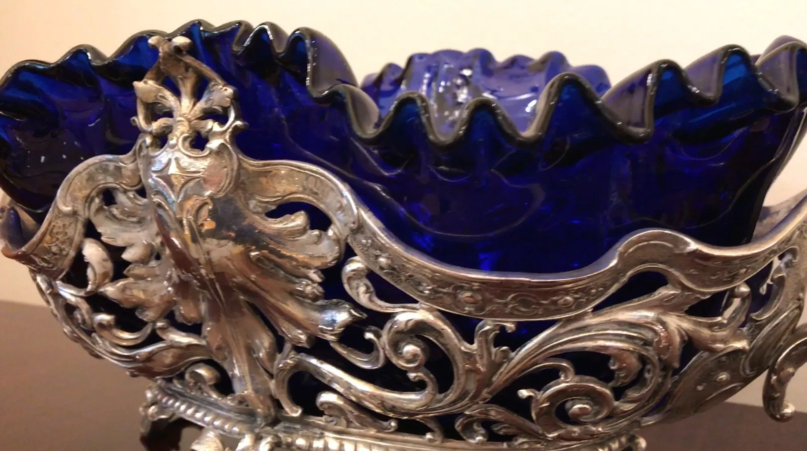 centrotavola antico WMF con design decorativo blu e argento