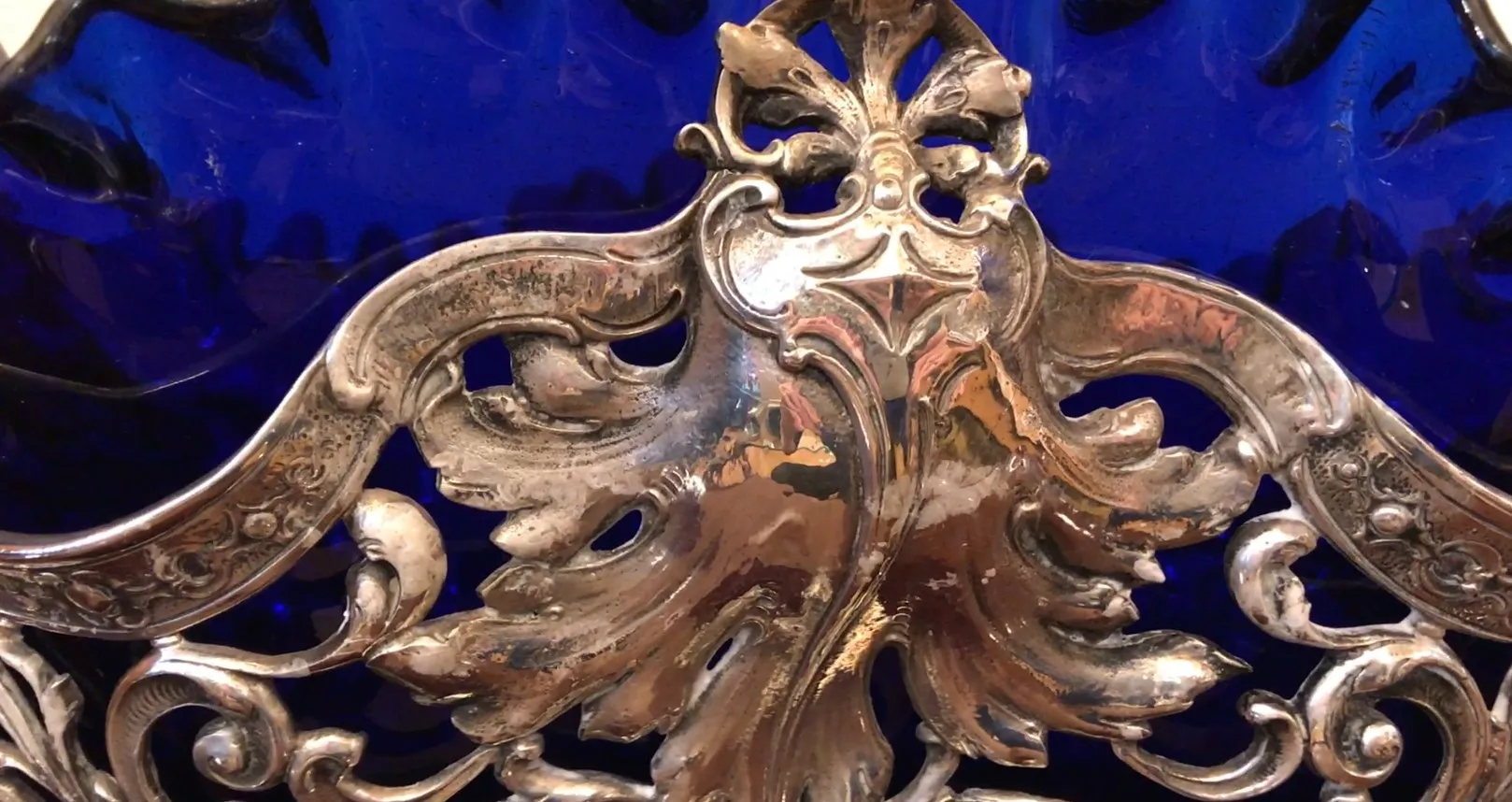 centrotavola antico wmf con dettagli floreali e design elegante