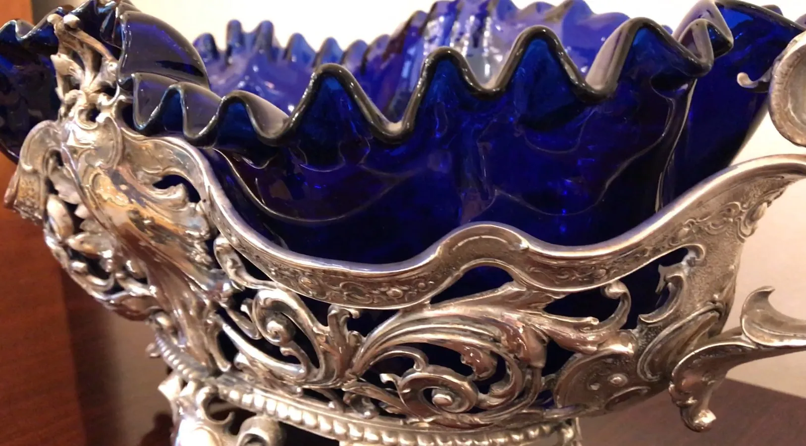 centro de mesa wmfn azul com bordas onduladas elegantes em uma mesa de madeira