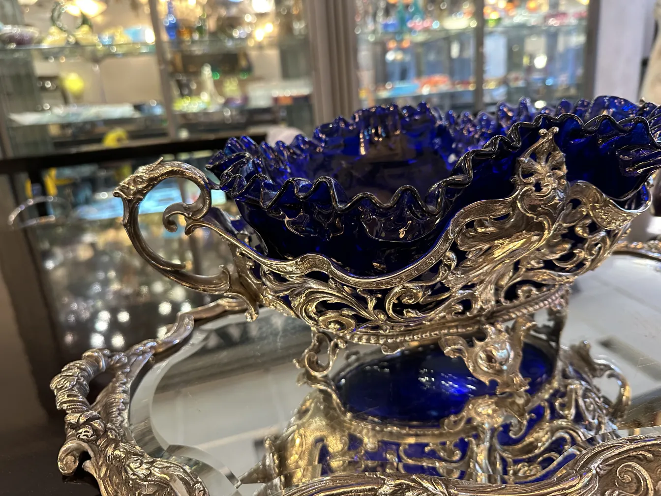 centro de mesa antigo wmfflores decorativos em um ambiente elegante