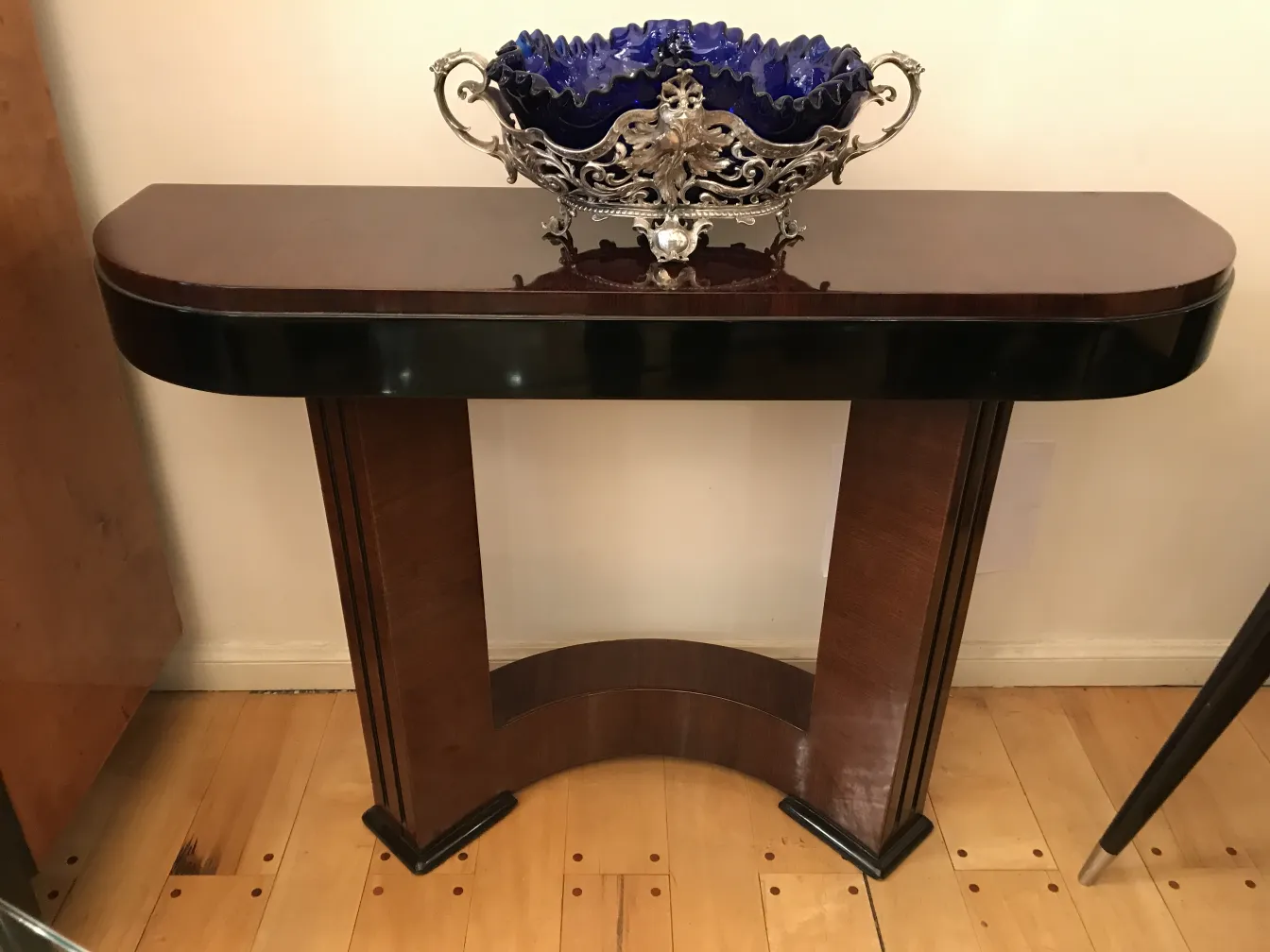 Jardinera WMF de antigüedad con diseño elegante, adornada con decoraciones elegantes, sobre una mesa contemporánea.