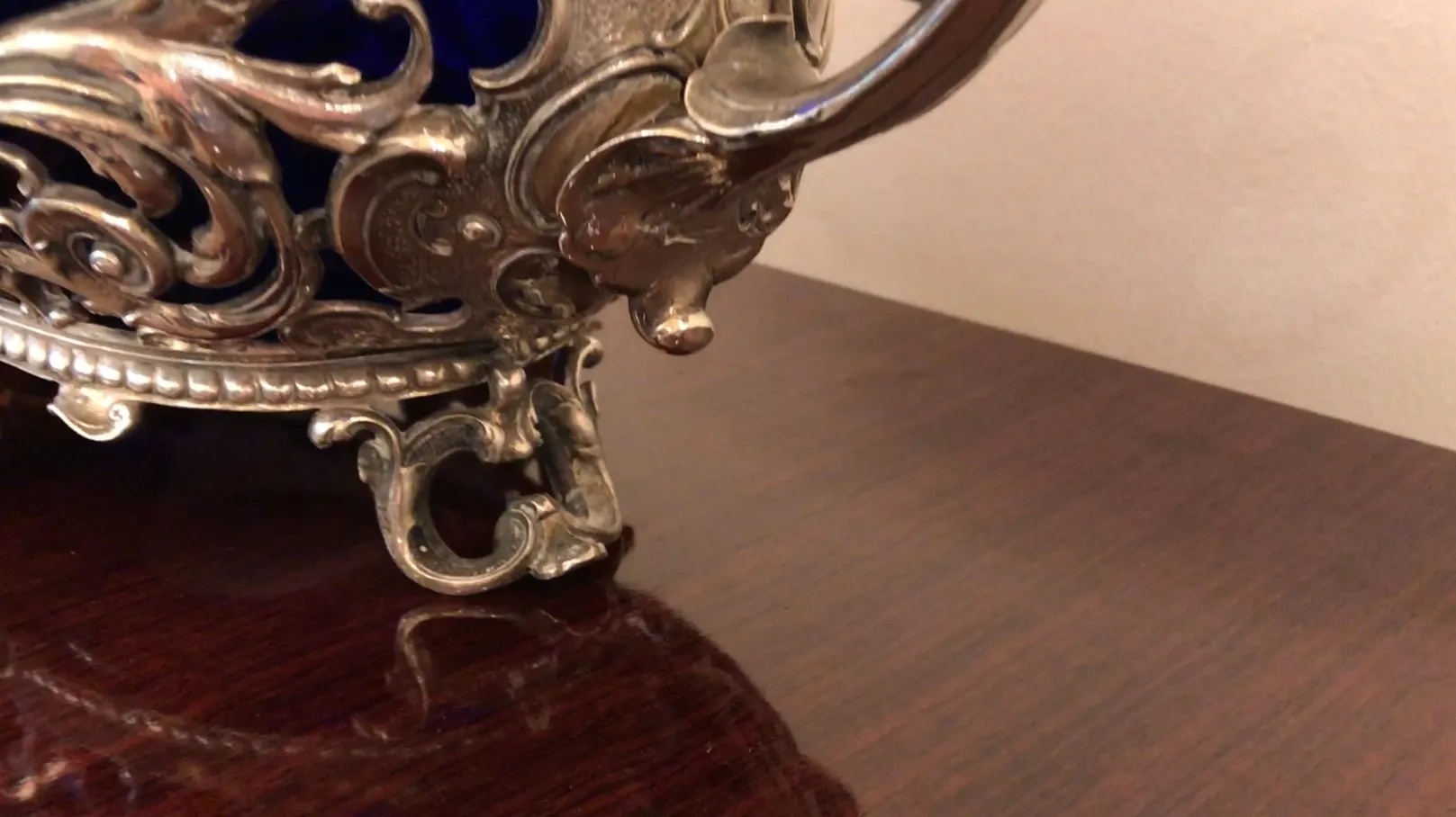 centrotavola wmfs antico con dettagli decorativi in un ambiente elegante