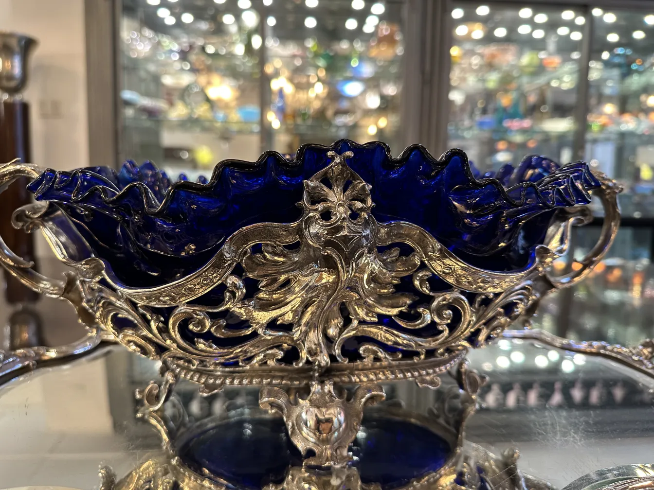 पुरानी WMF टेबल सजावट, लहराते नीले किनारे के साथ