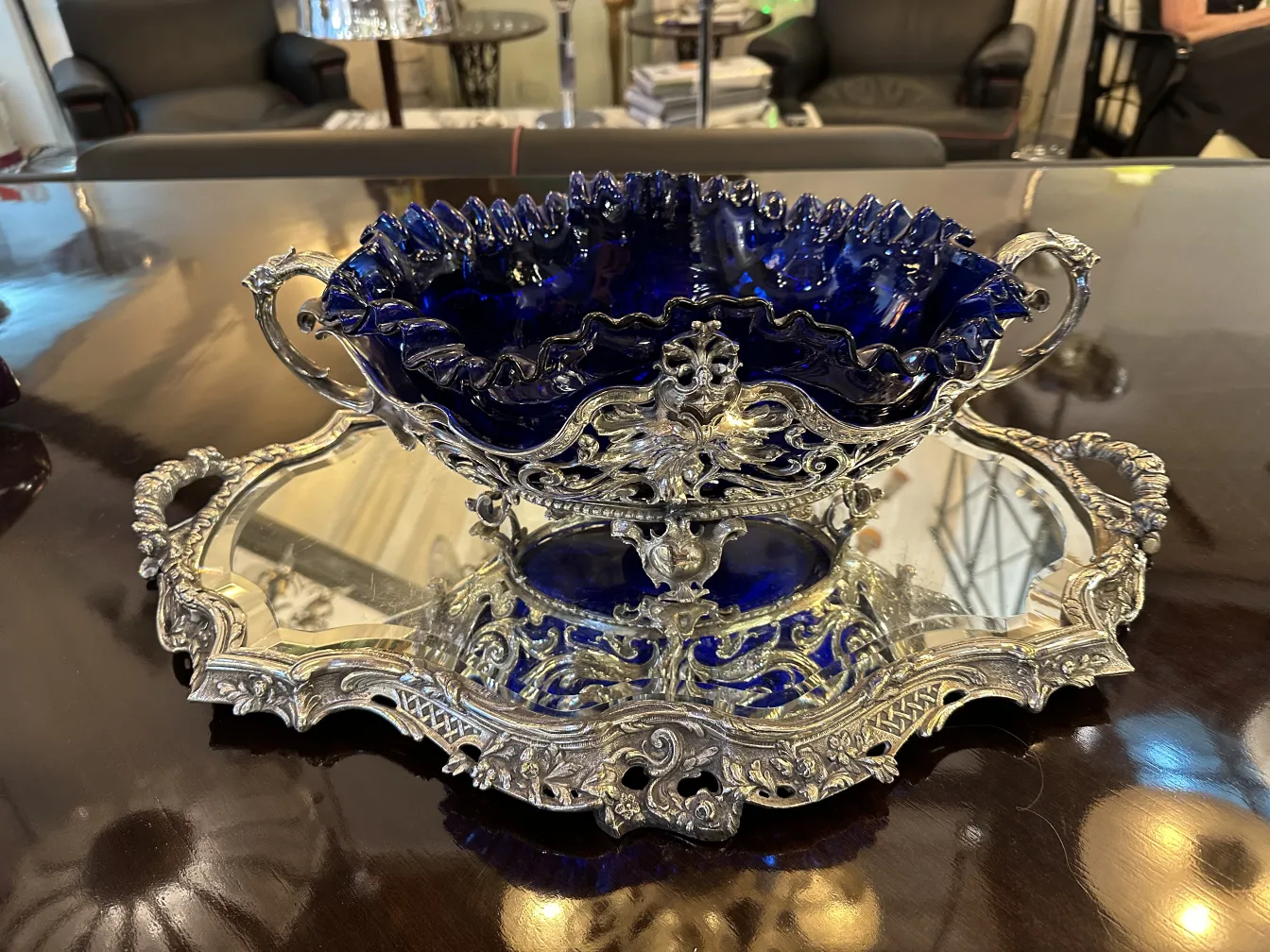 古典蓝色装饰品 wmfs 在托盘上