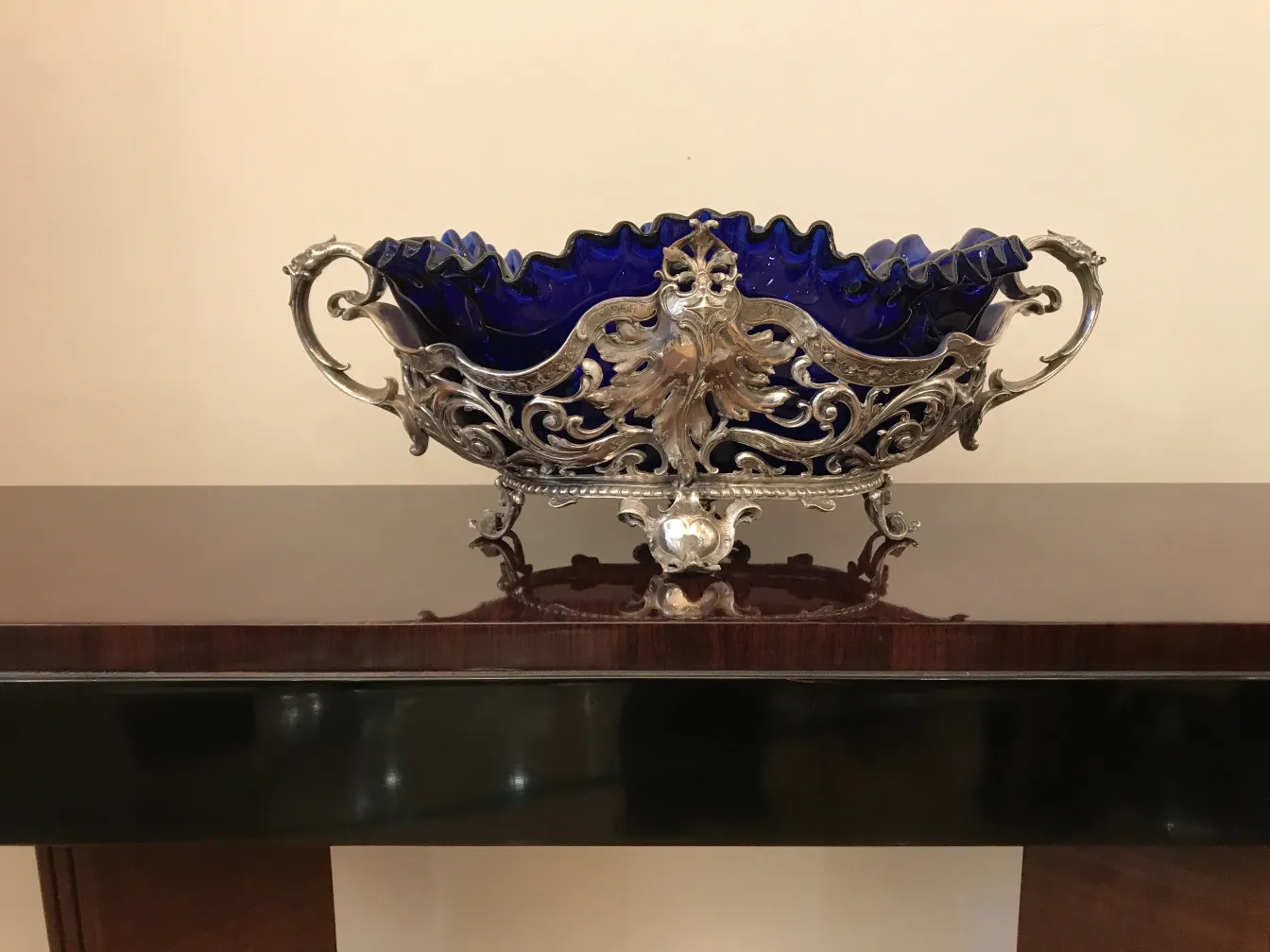 centro de mesa antigo WMF com design ondulado azul, em um ambiente elegante