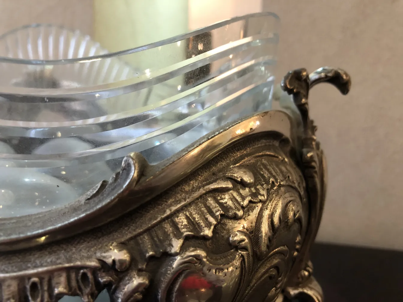 старинный центр стола wmfs в элегантной декоративной обстановке