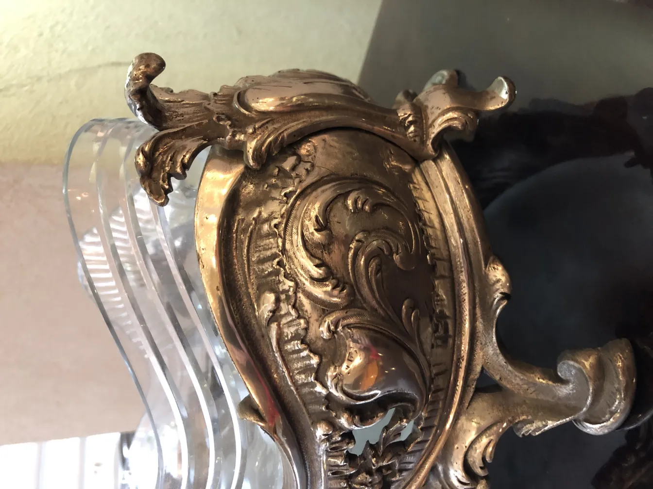 Centrotavola antico WMF decorativo con dettagli elaborati, ideale per una tavola elegante, atmosfera classica.