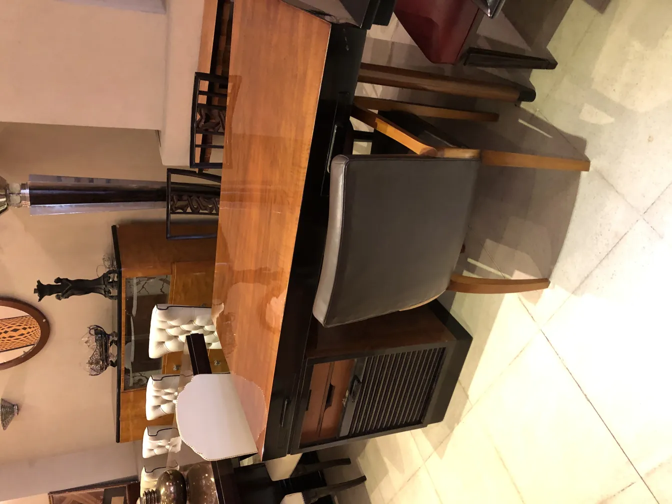 우아한 테이블에 장식된 고전 중앙부 장식 WMF