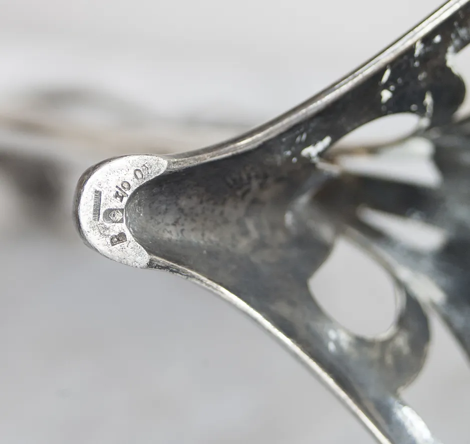 antike blumentöpfe wmfflorecido auf einem Tisch mit Blumen