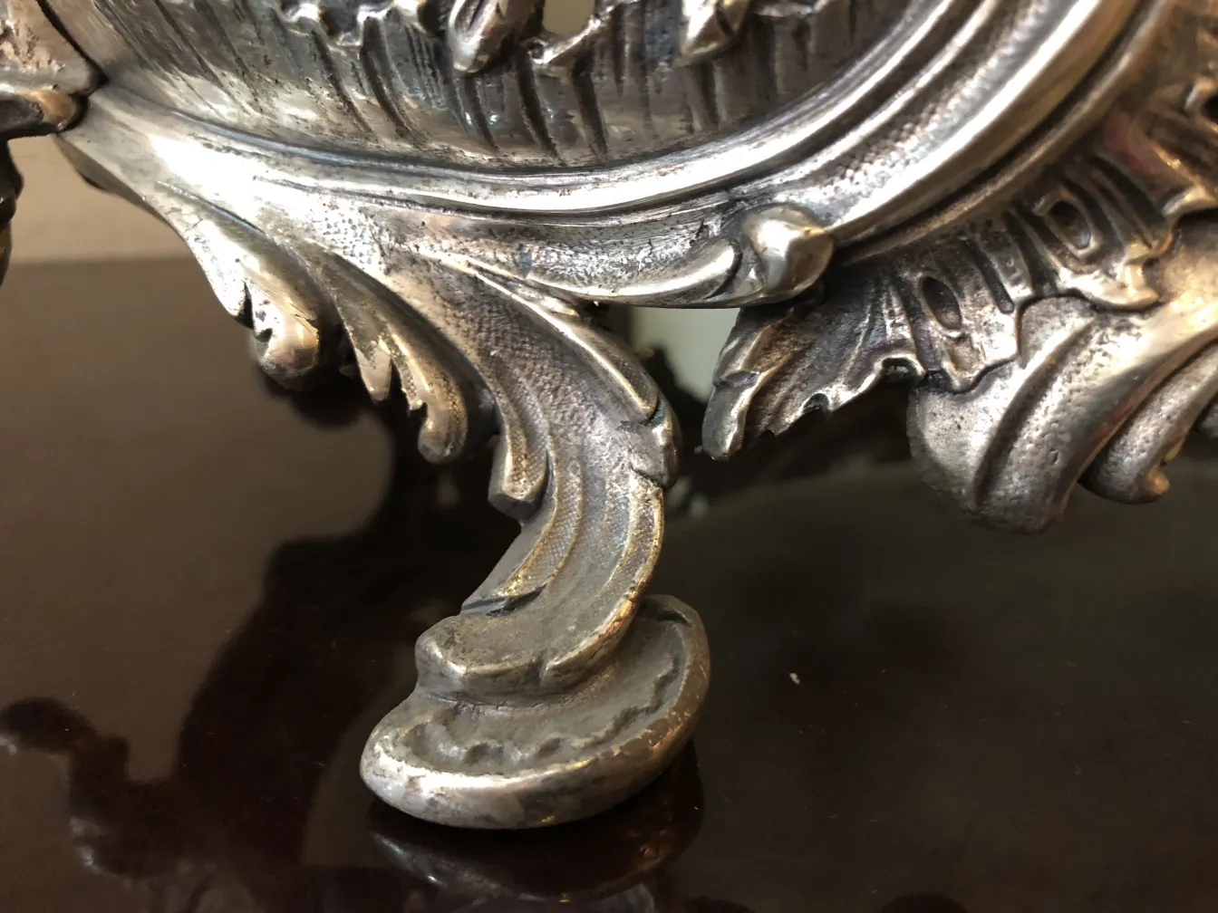 Antiker Blumentopf WMF mit elegantem Design und dekorativen Details