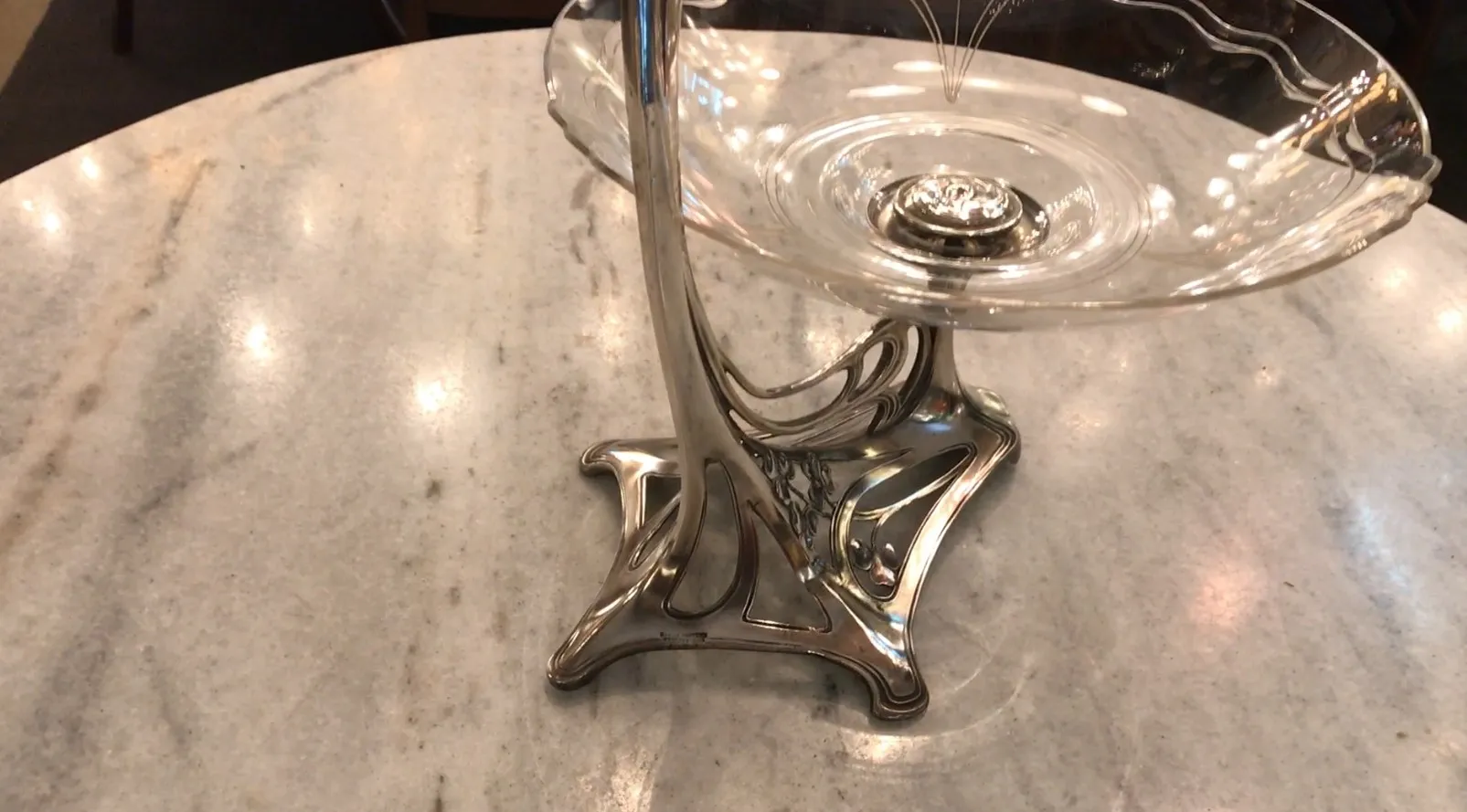 centrotavola WMF antico su tavolo in marmo chiaro, design elegante