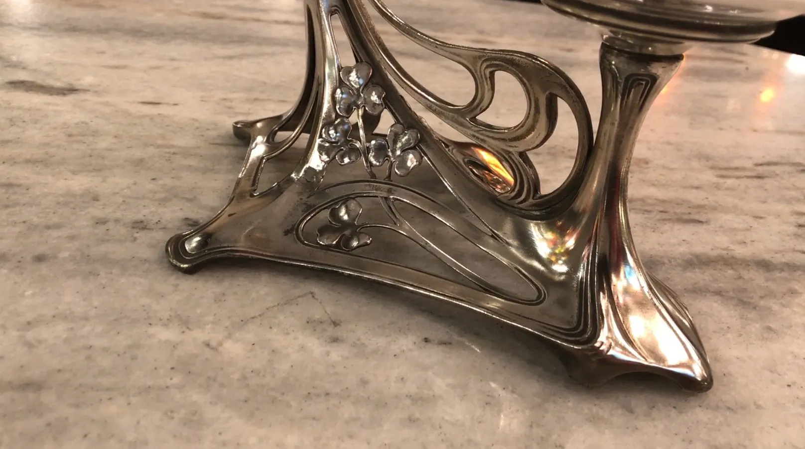 Base elegante del centrotavola antico WMF con ornamenti floreali, ambiente sofisticato