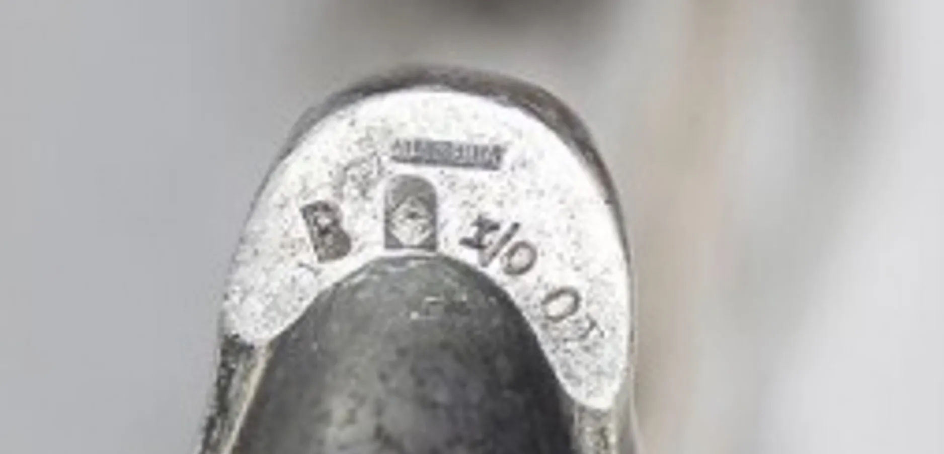 jardinera wmfs antigua con detalles decorativos en un ambiente acogedor