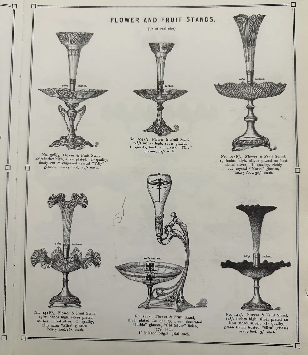 Ancien centre de table WMF pour la décoration de fleurs et de fruits dans une scène de fond subtile.