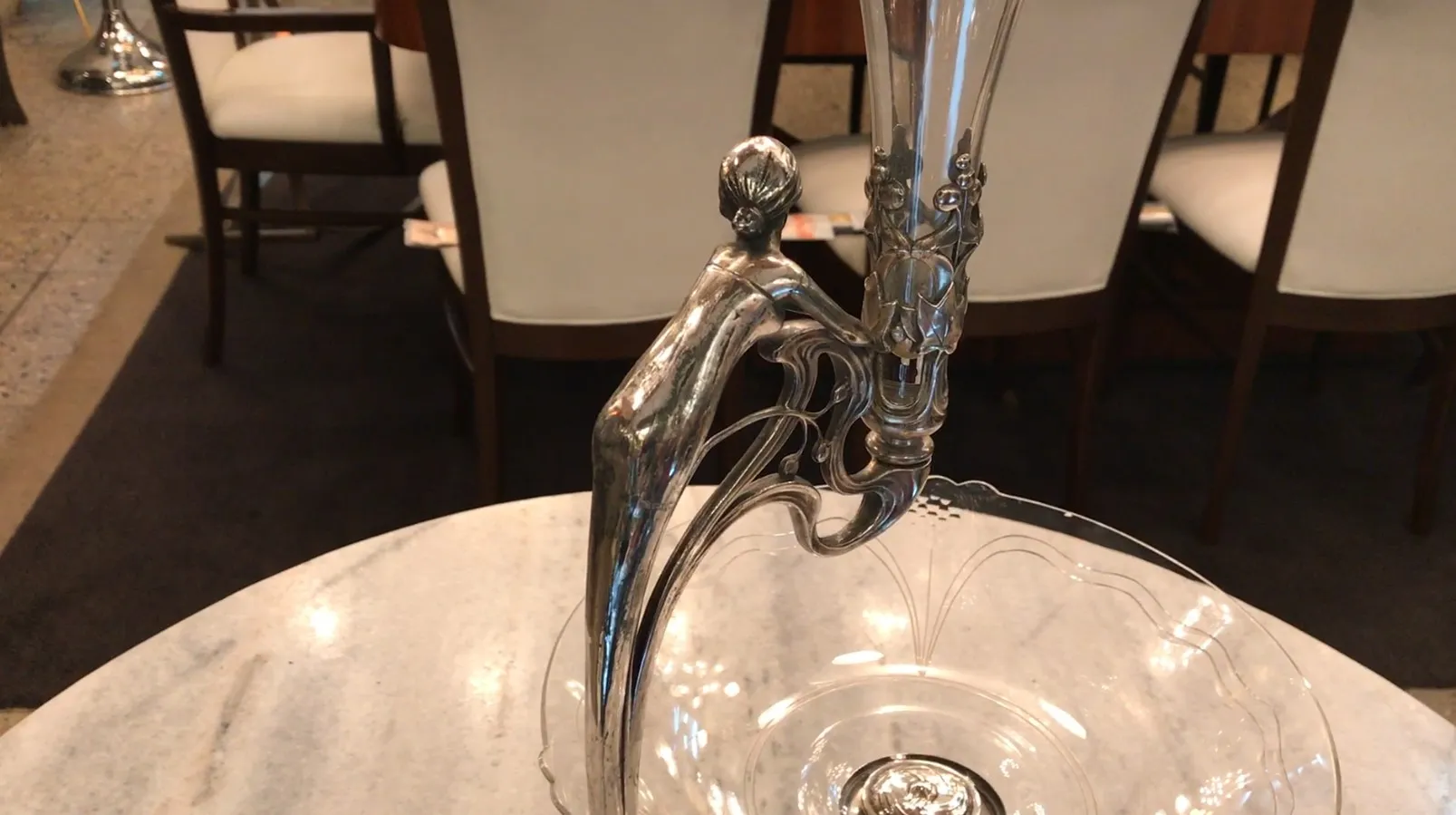 centrotavola antico WMF con figura decorativa elegante, atmosfera accogliente