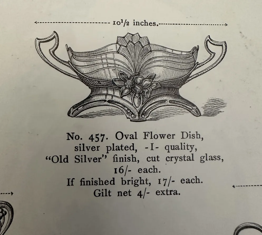 jardinera antigua wmfs con un diseño curvado y floral