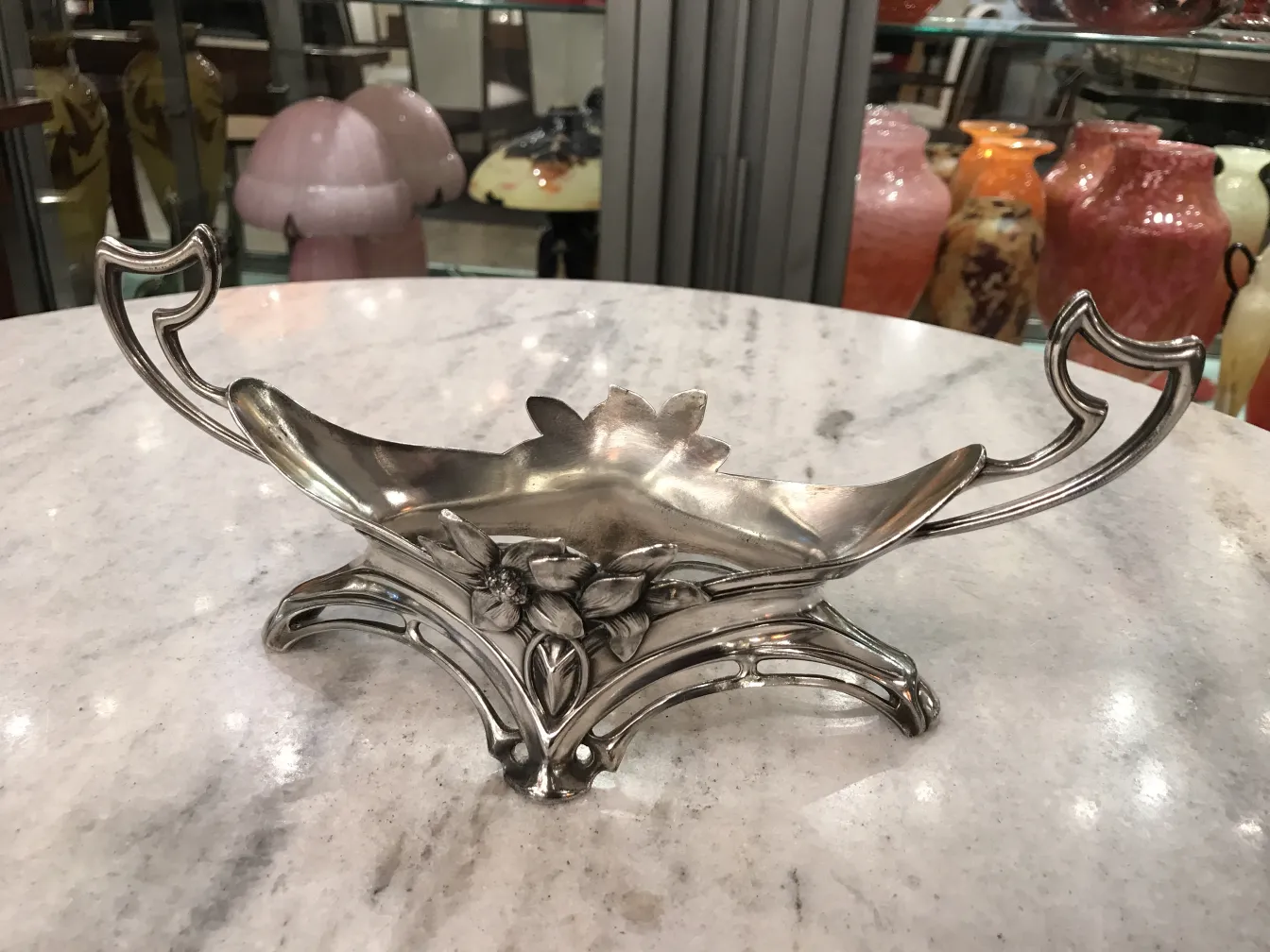 centro de mesa antigo WMF com detalhes florais, decoração elegante