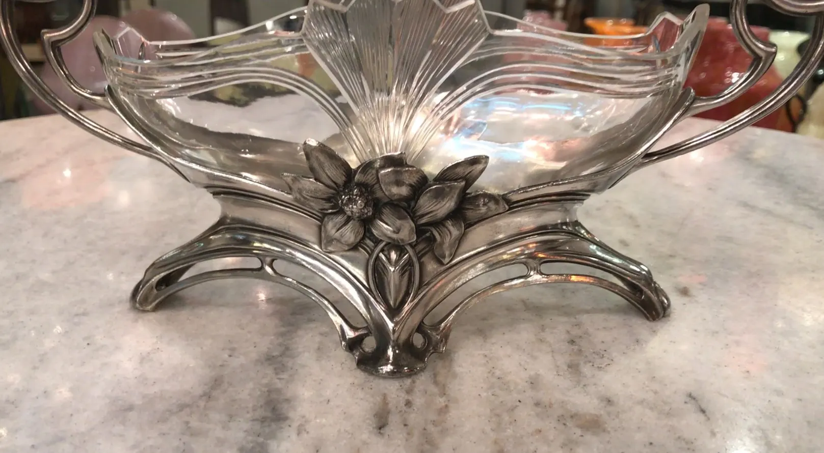 blumentopf wmf mit elegantem floralen design in klassischer umgebung