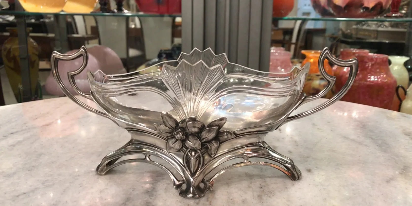 centre de table antique WMF avec motif floral, ambiance chaleureuse d'antiquités.