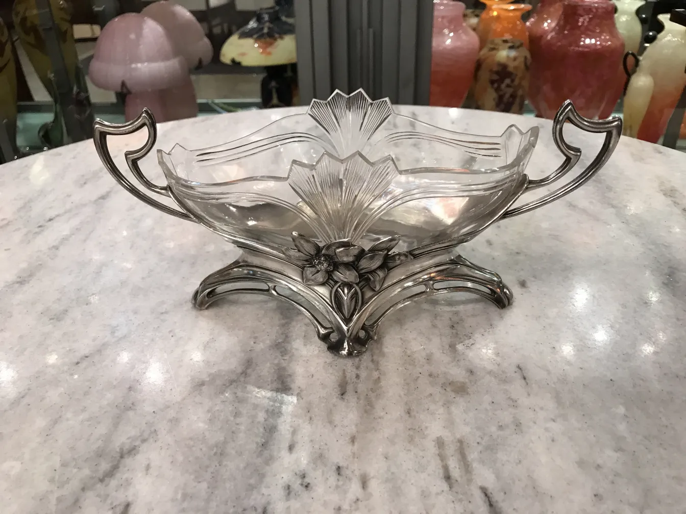 centre de table antique WMF avec design floral dans un cadre élégant