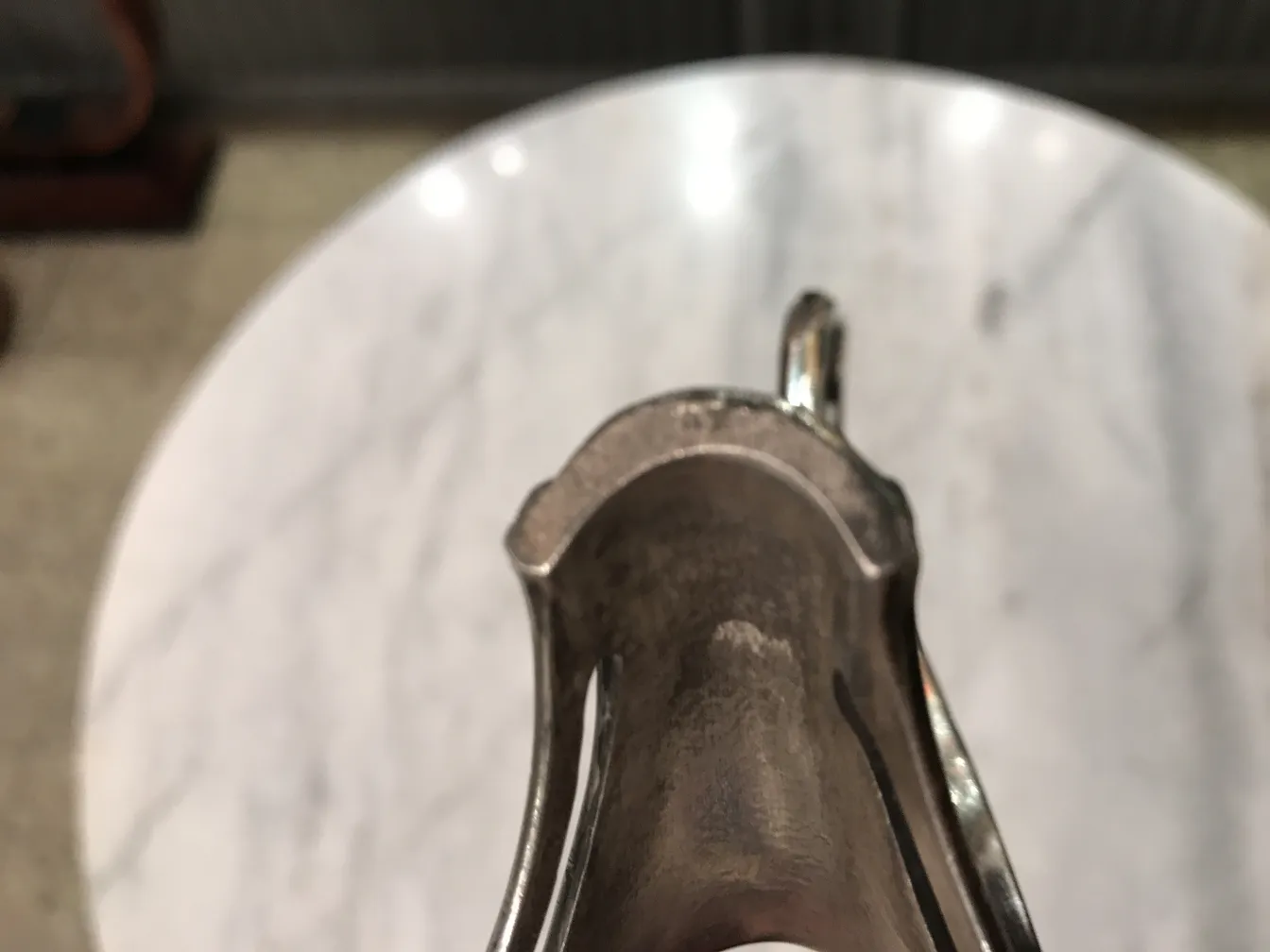 jardinera wmF antigua en elegante mesa de mármol