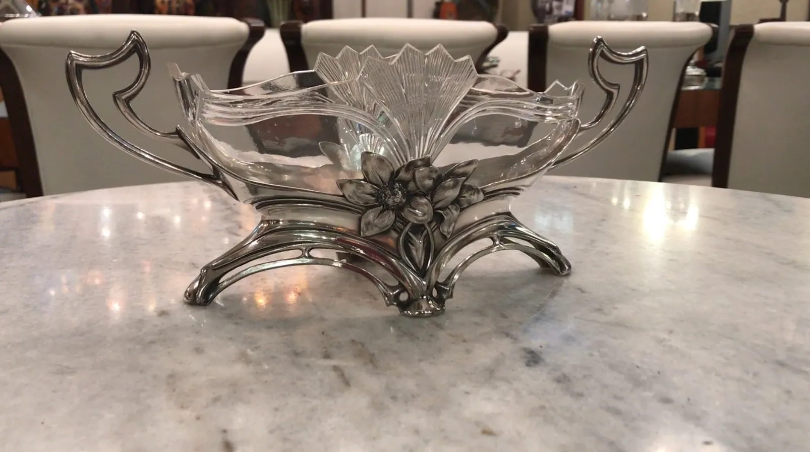 vase ancien avec motif floral sur table en marbre