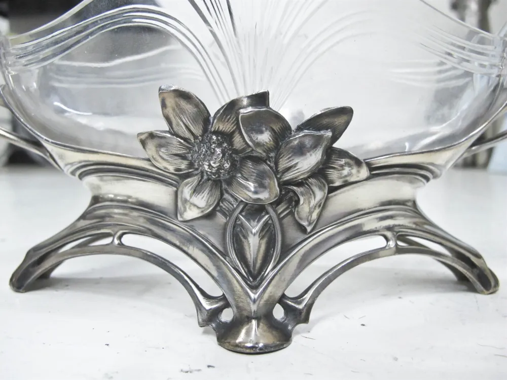 centro de mesa antigo WMF com decoração floral na base