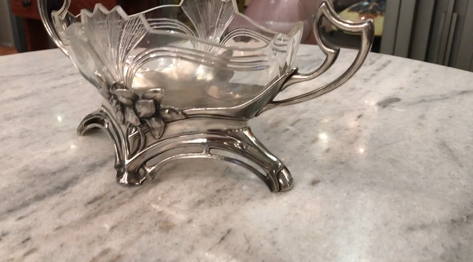 centrotavola antico WMF con design floreale e gambe decorative