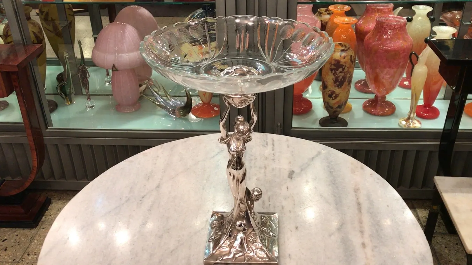 Centrotavola antico WMF con base decorativa e stile classico, in un ambiente d'antiquariato.